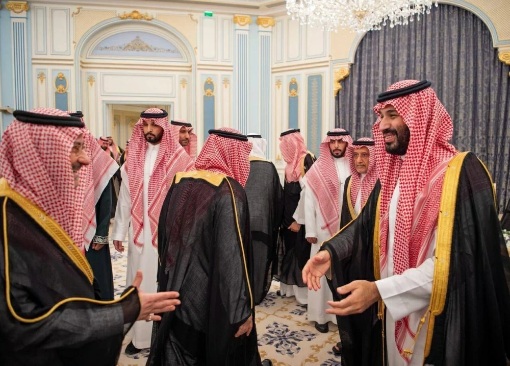 ولي العهد السعودي يستقبل الأمراء والعلماء وجمعاً من المواطنين