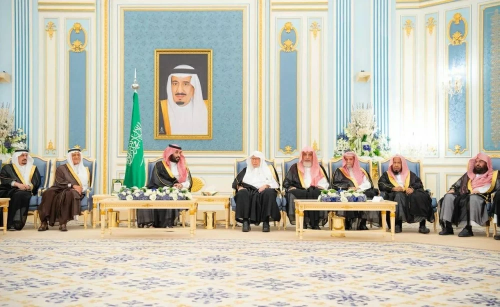 ولي العهد السعودي يستقبل الأمراء والعلماء وجمعاً من المواطنين