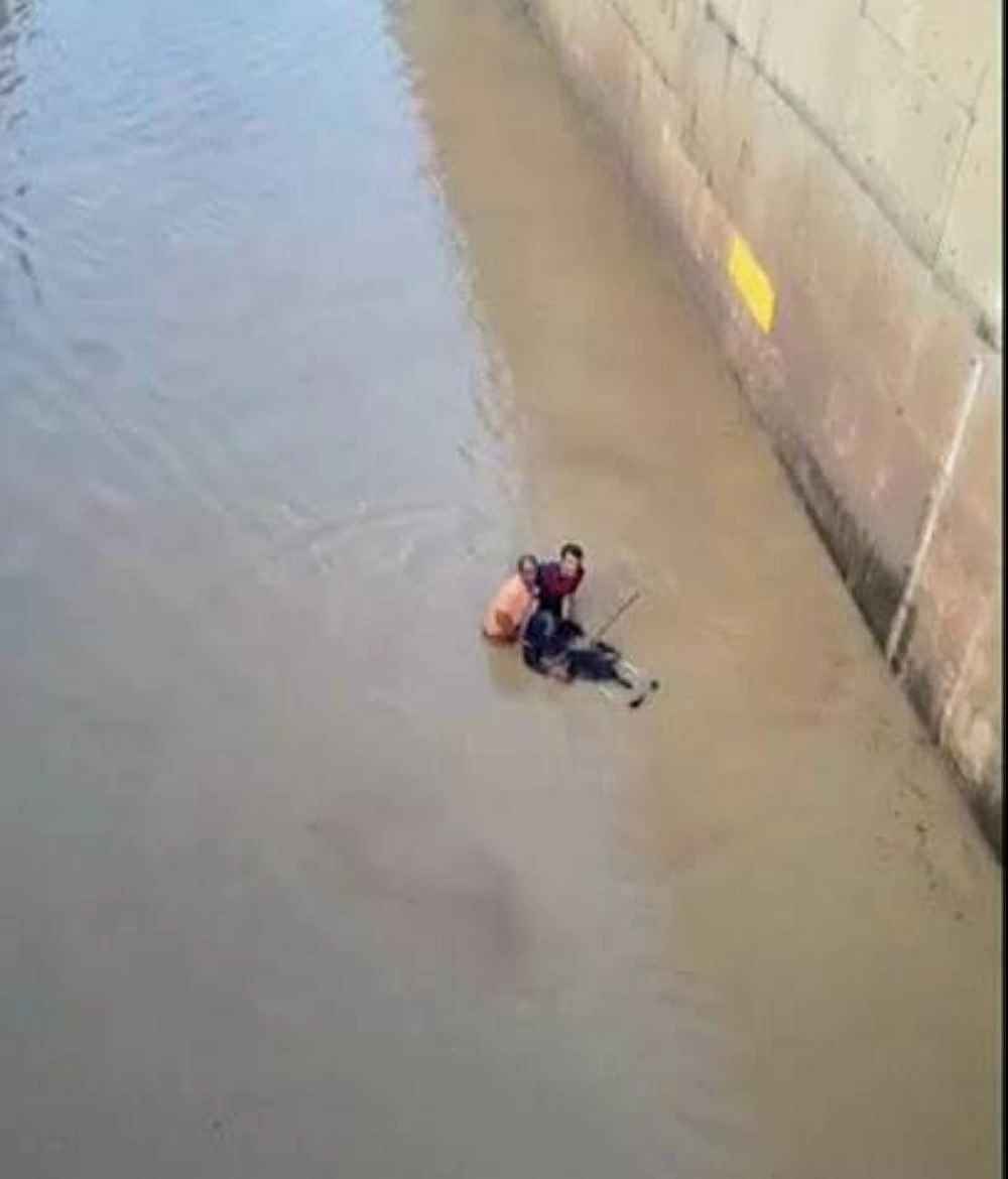 تركيا.. إنقاذ امرأة مشلولة جرفتها السيول (فيديو)