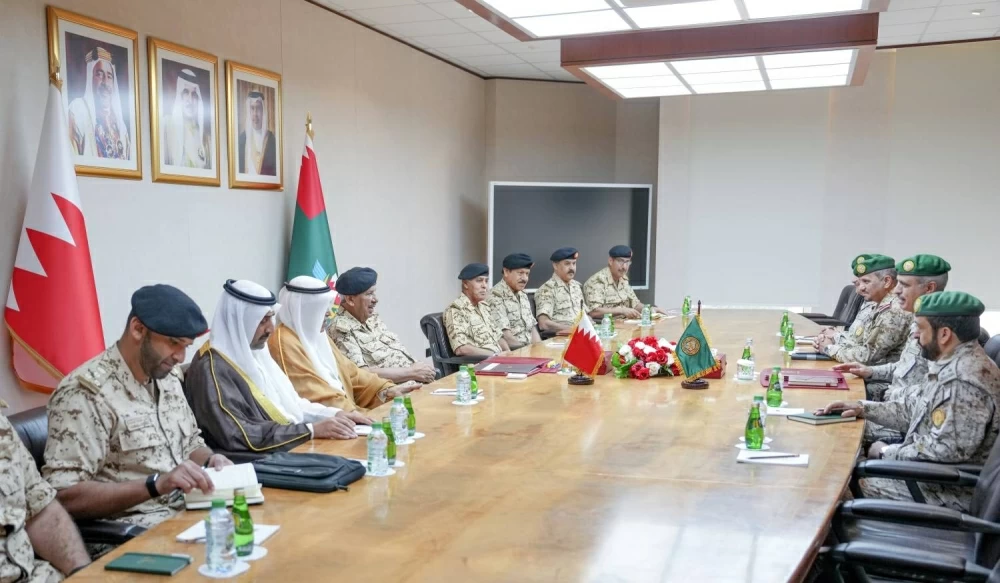 القائد العام يجتمع مع قائد القيادة العسكرية الموحدة بدول التعاون وقائد قوات درع الجزيرة&lrm;