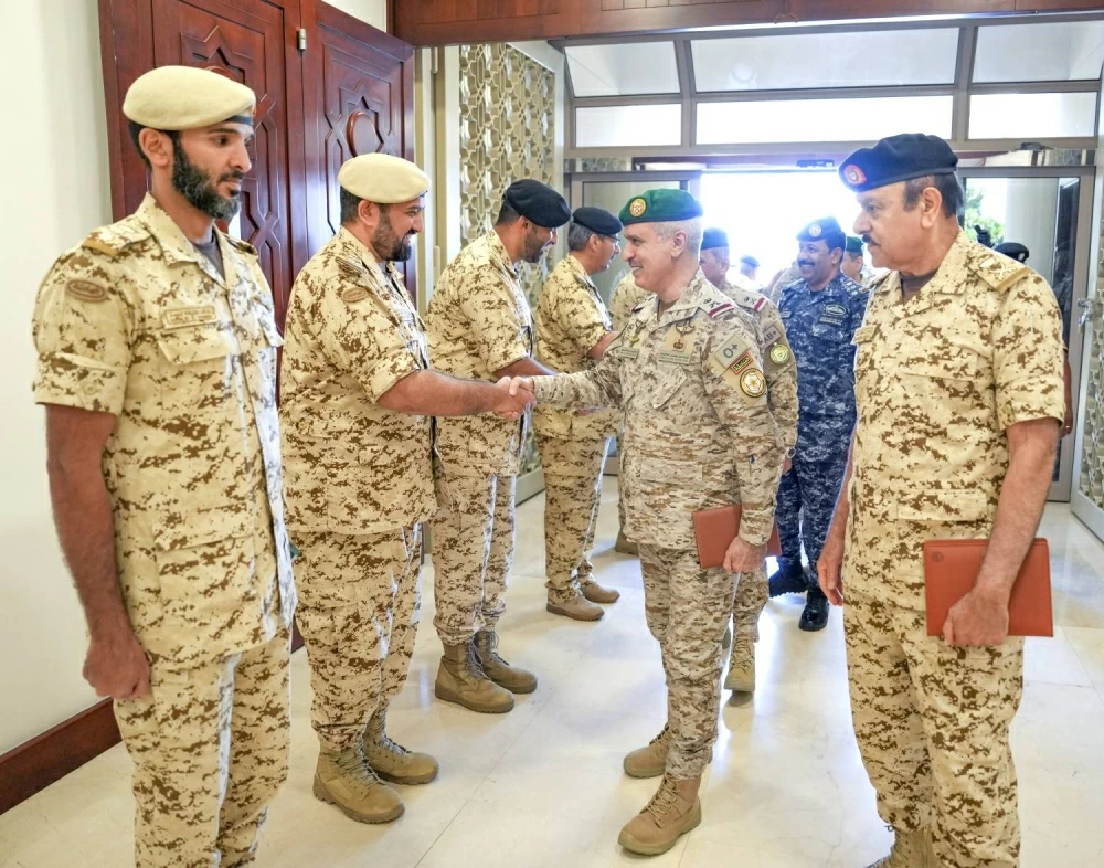 القائد العام يجتمع مع قائد القيادة العسكرية الموحدة بدول التعاون وقائد قوات درع الجزيرة&lrm;