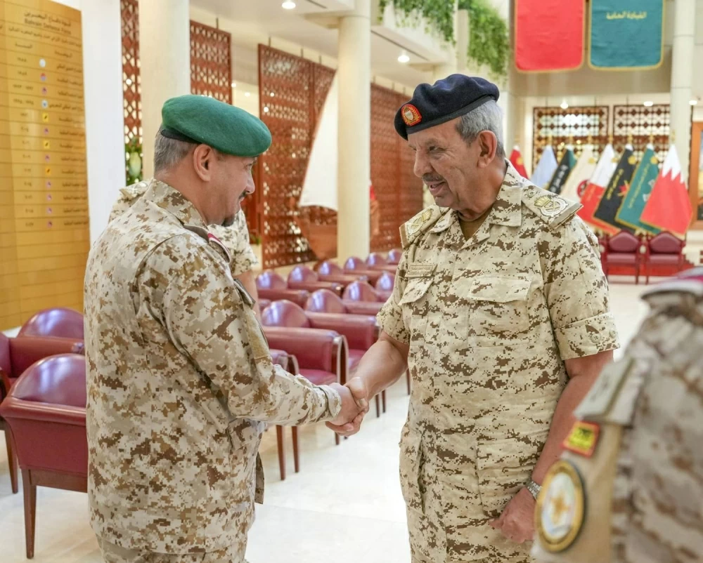 القائد العام يجتمع مع قائد القيادة العسكرية الموحدة بدول التعاون وقائد قوات درع الجزيرة&lrm;