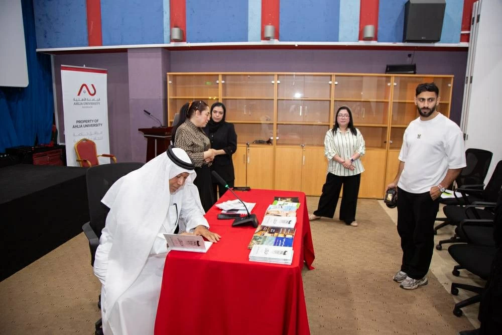 الجامعة الأهلية تحتفي بتدشين &laquo;الأعمال الشعرية&raquo; للدكتور علي عمران