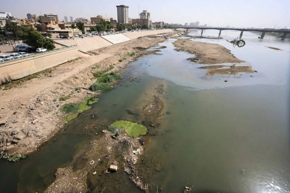 الجفاف يهـدد شريان العراق.. صور مؤلمة لنهر دجلة في بغداد تكشف حجم الأزمة المائية