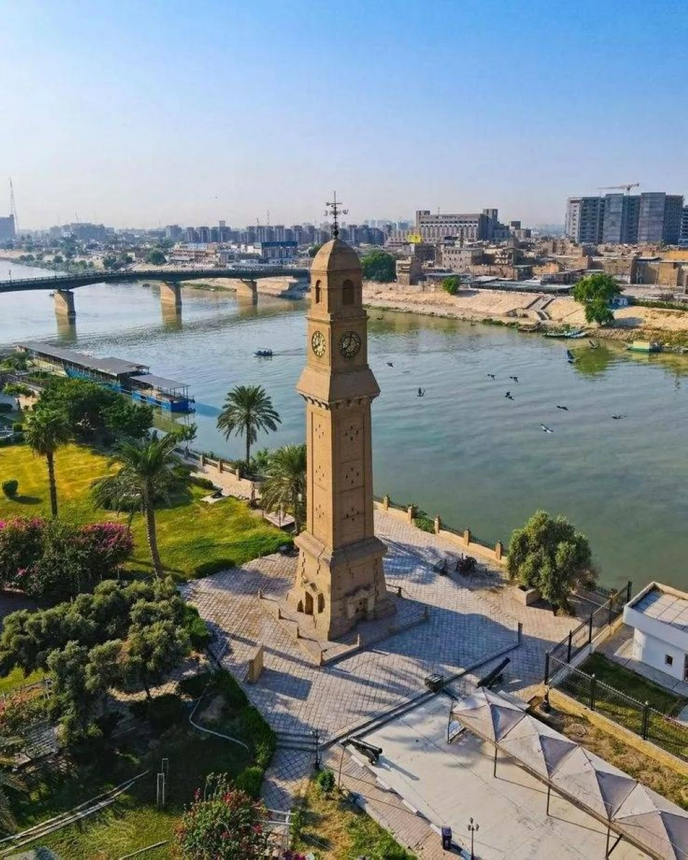 الجفاف يهـدد شريان العراق.. صور مؤلمة لنهر دجلة في بغداد تكشف حجم الأزمة المائية