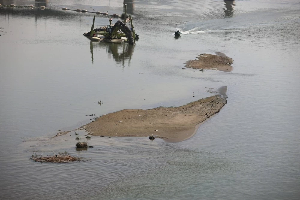 الجفاف يهـدد شريان العراق.. صور مؤلمة لنهر دجلة في بغداد تكشف حجم الأزمة المائية