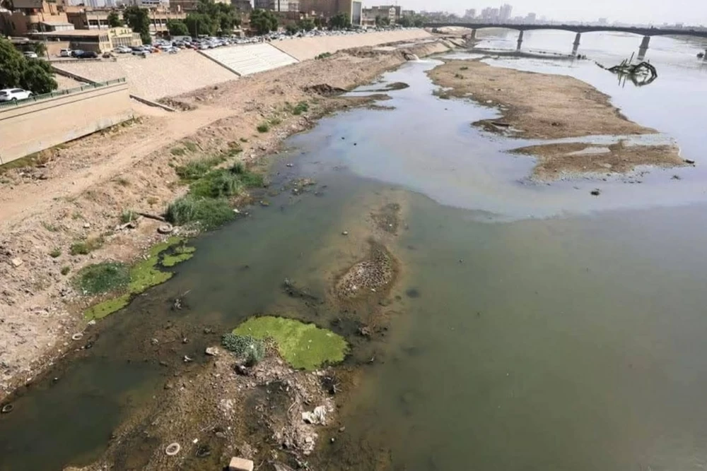 الجفاف يهـدد شريان العراق.. صور مؤلمة لنهر دجلة في بغداد تكشف حجم الأزمة المائية