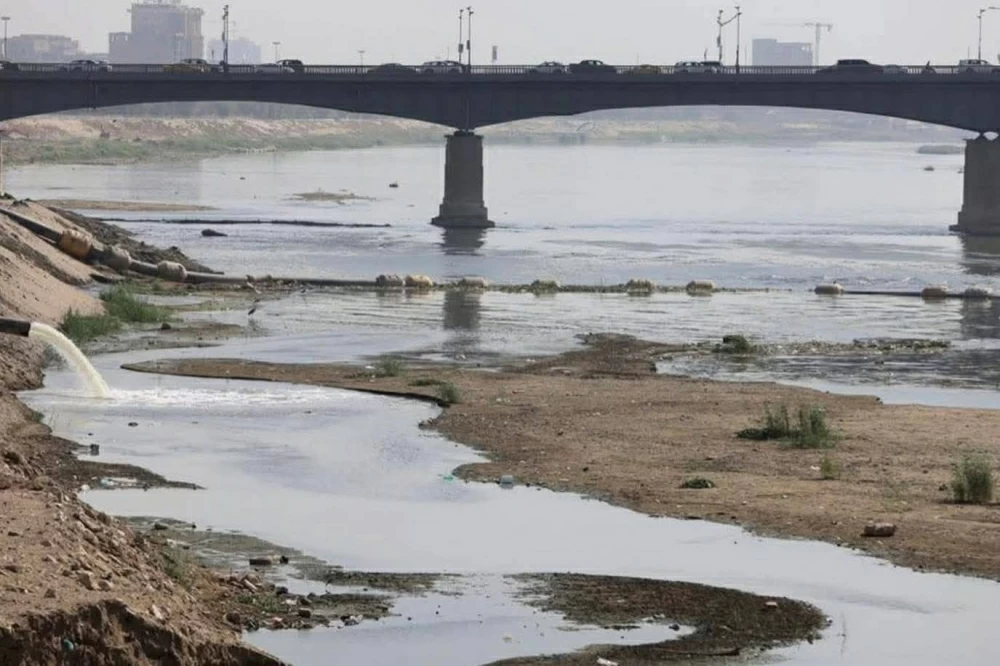 الجفاف يهـدد شريان العراق.. صور مؤلمة لنهر دجلة في بغداد تكشف حجم الأزمة المائية