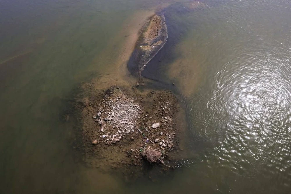 الجفاف يهـدد شريان العراق.. صور مؤلمة لنهر دجلة في بغداد تكشف حجم الأزمة المائية