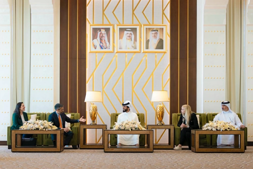 ناصر بن حمد يستقبل وفدًا من مجلس إدارة معهد واشنطن لسياسة الشرق الأدنى