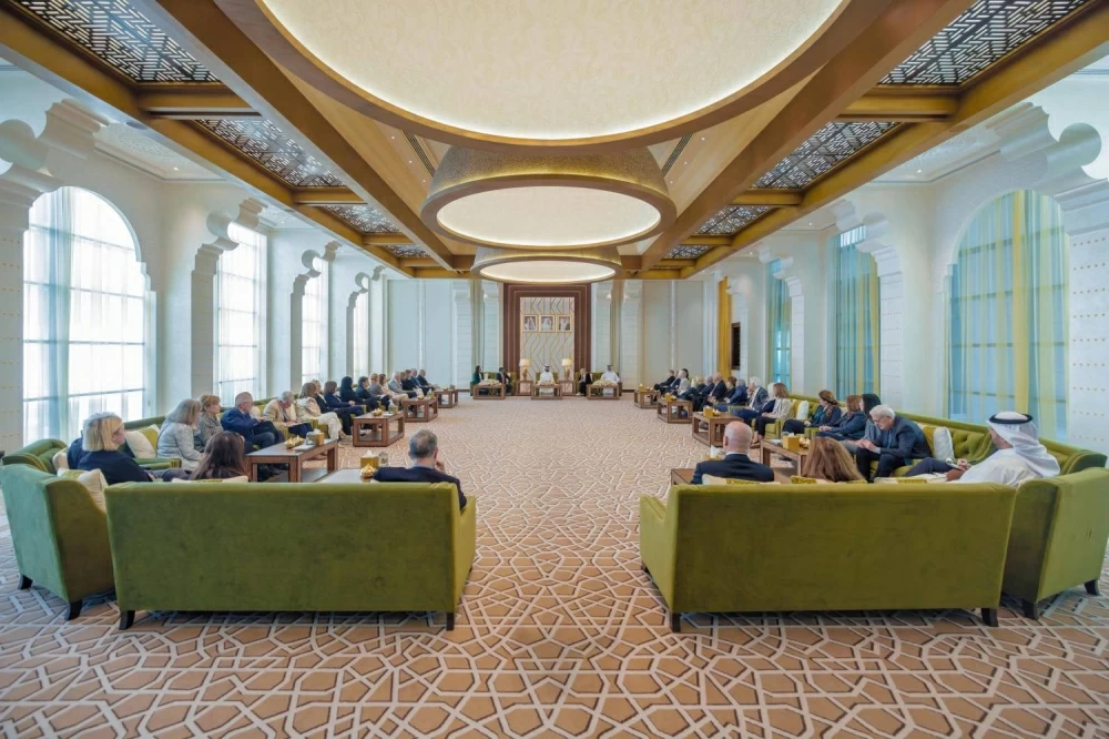 ناصر بن حمد يستقبل وفدًا من مجلس إدارة معهد واشنطن لسياسة الشرق الأدنى