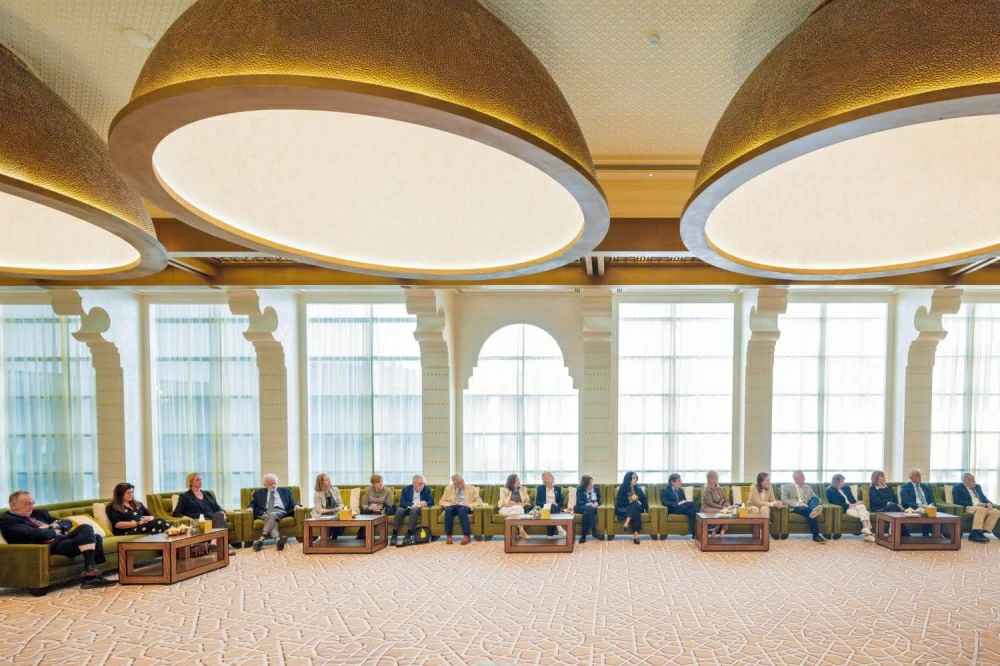 ناصر بن حمد يستقبل وفدًا من مجلس إدارة معهد واشنطن لسياسة الشرق الأدنى