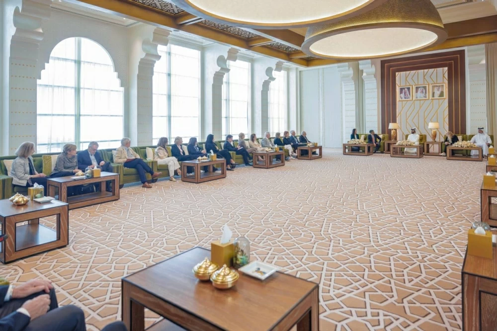 ناصر بن حمد يستقبل وفدًا من مجلس إدارة معهد واشنطن لسياسة الشرق الأدنى