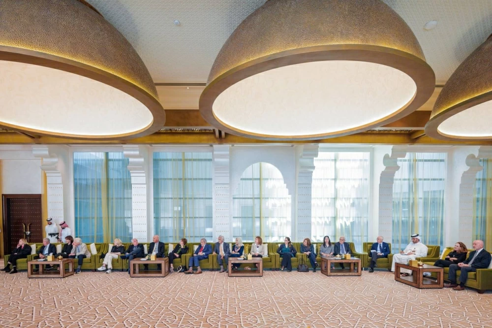 ناصر بن حمد يستقبل وفدًا من مجلس إدارة معهد واشنطن لسياسة الشرق الأدنى