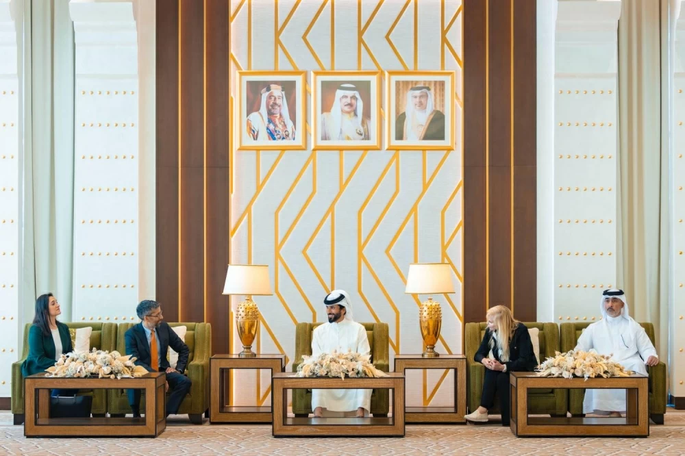 ناصر بن حمد يستقبل وفدًا من مجلس إدارة معهد واشنطن لسياسة الشرق الأدنى