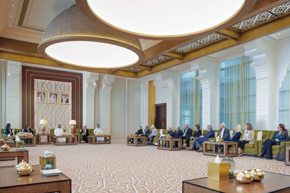 ناصر بن حمد يستقبل وفدًا من مجلس إدارة معهد واشنطن لسياسة الشرق الأدنى