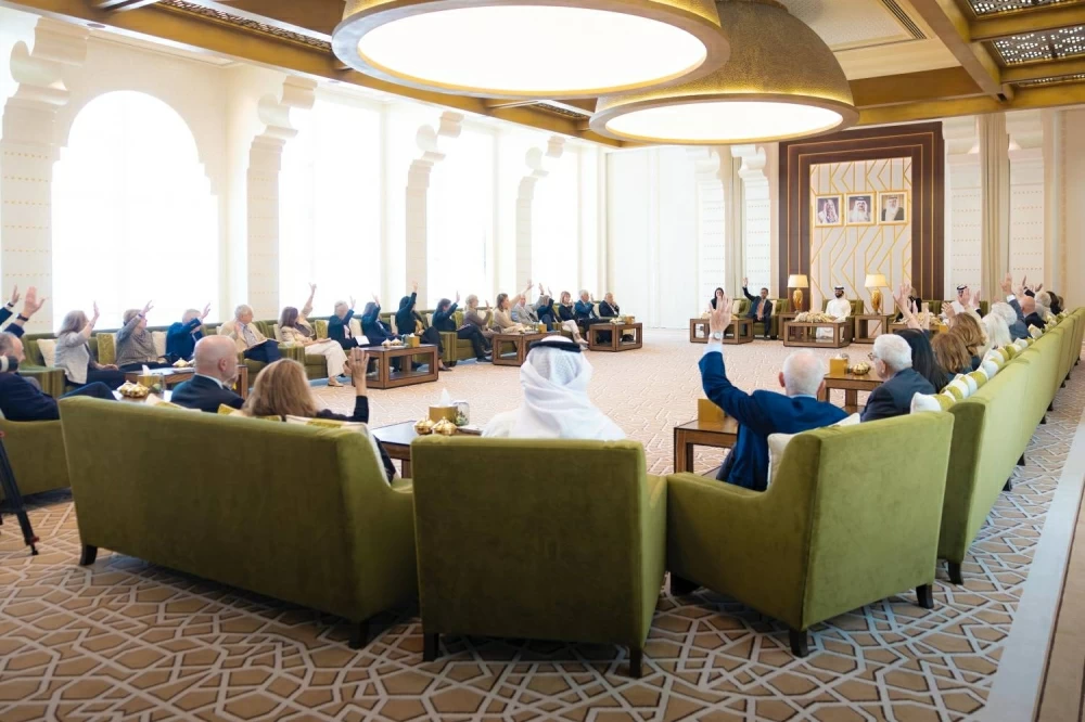 ناصر بن حمد يستقبل وفدًا من مجلس إدارة معهد واشنطن لسياسة الشرق الأدنى