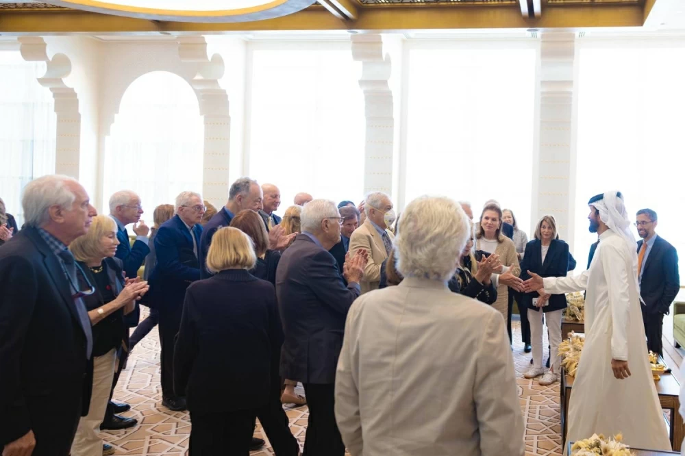 ناصر بن حمد يستقبل وفدًا من مجلس إدارة معهد واشنطن لسياسة الشرق الأدنى