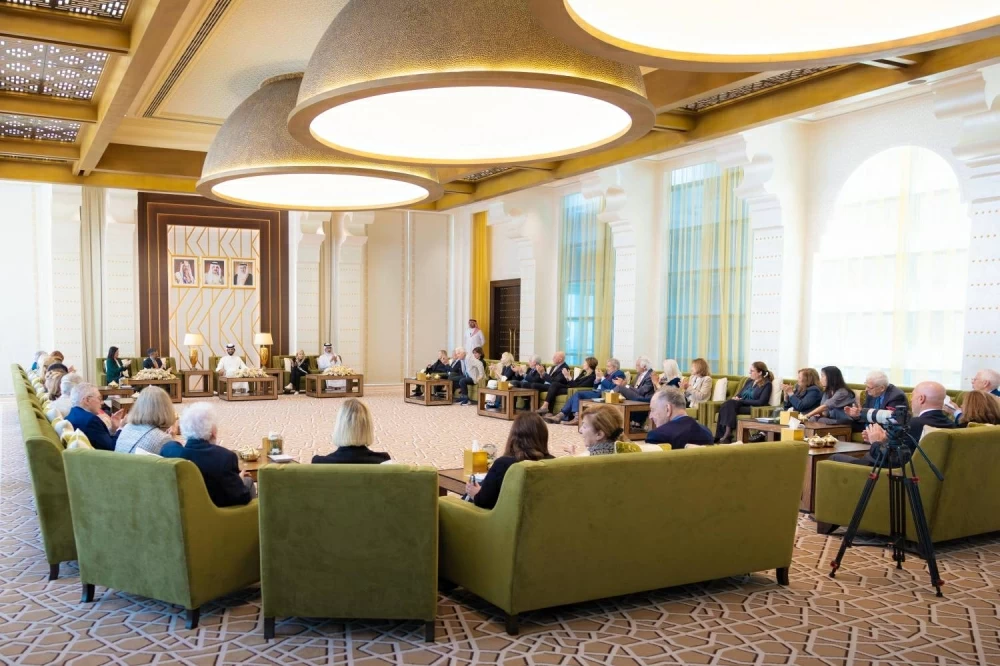 ناصر بن حمد يستقبل وفدًا من مجلس إدارة معهد واشنطن لسياسة الشرق الأدنى