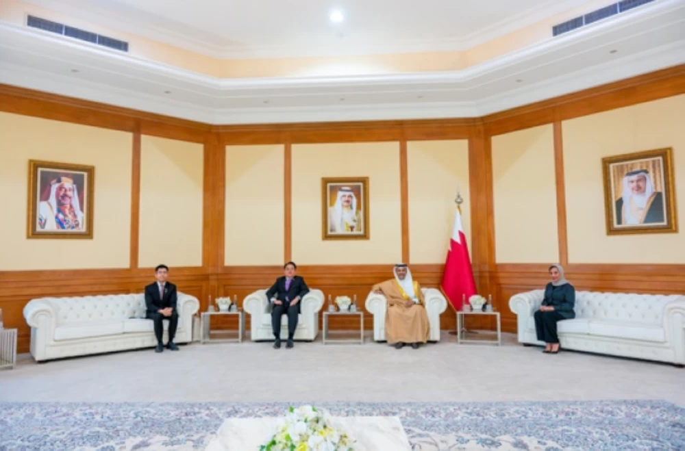 وزير الإعلام يستقبل سفير تايلند لدى البحرين