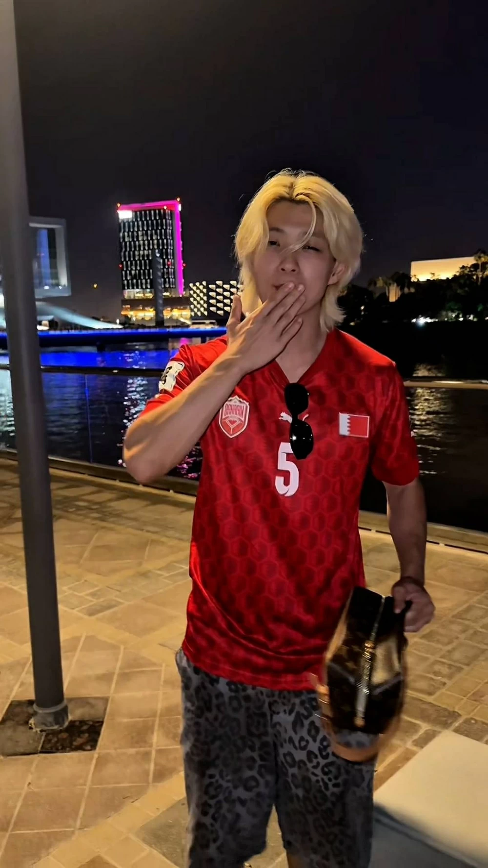 بالفيديو| مؤثر ياباني يُذهل من مستوى الأمان في البحرين