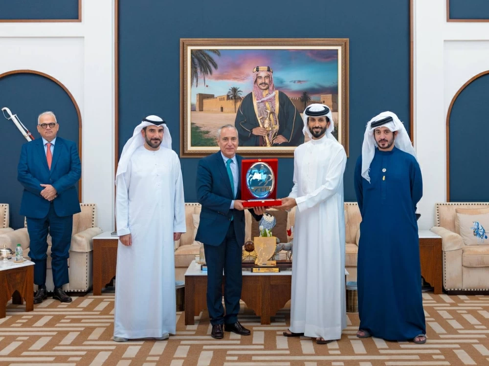 الاتحاد الدولي للفروسية يمنح ناصر بن حمد آل خليفة شارة الشرف الذهبية اعترافًا بريادته الدولية