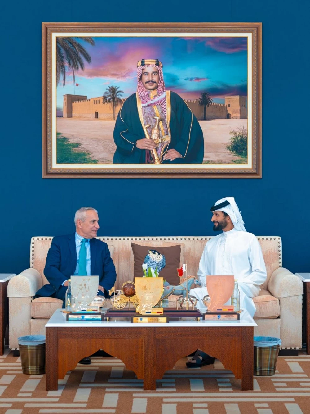 الاتحاد الدولي للفروسية يمنح ناصر بن حمد آل خليفة شارة الشرف الذهبية اعترافًا بريادته الدولية