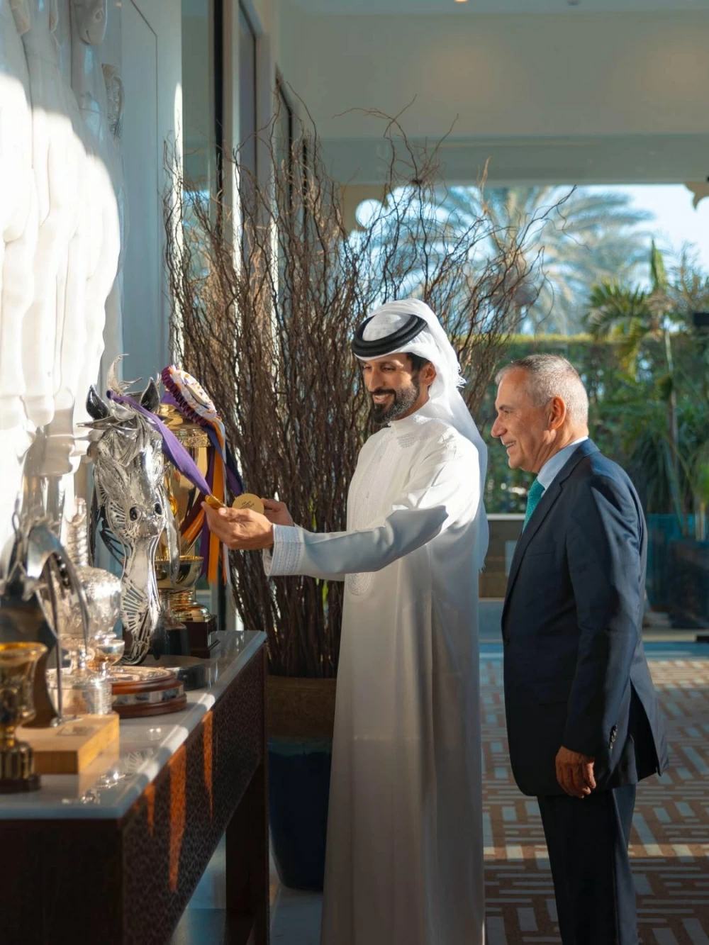 الاتحاد الدولي للفروسية يمنح ناصر بن حمد آل خليفة شارة الشرف الذهبية اعترافًا بريادته الدولية