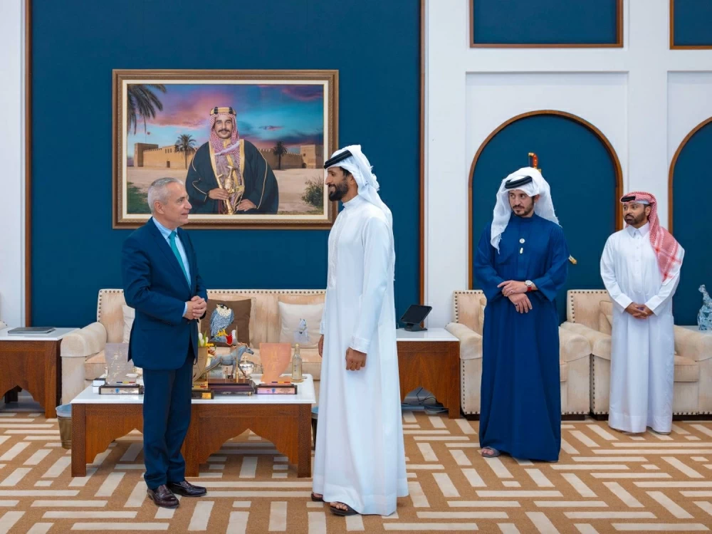 الاتحاد الدولي للفروسية يمنح ناصر بن حمد آل خليفة شارة الشرف الذهبية اعترافًا بريادته الدولية