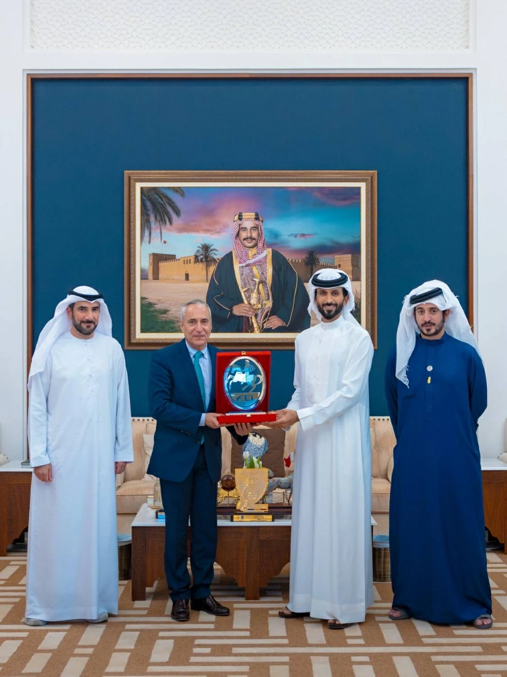 الاتحاد الدولي للفروسية يمنح ناصر بن حمد آل خليفة شارة الشرف الذهبية اعترافًا بريادته الدولية