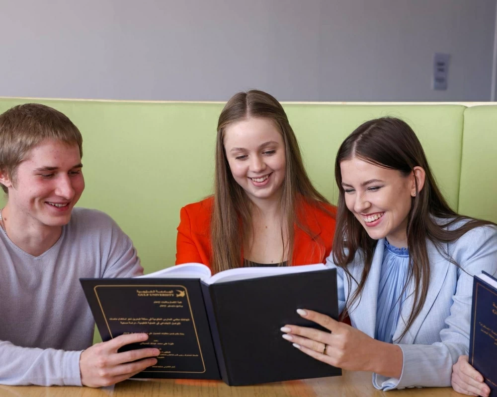 وفد طلابي من روسيا يستكشف فرص التعاون الأكاديمي مع الجامعة الخليجية