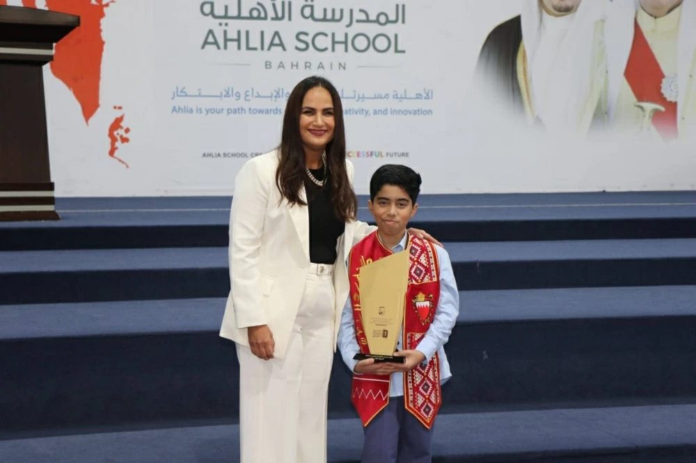 المدرسة الأهلية تحتفي بإنجاز الطالب محمد جاسم مبارك في "تحدي القراءة العربي"