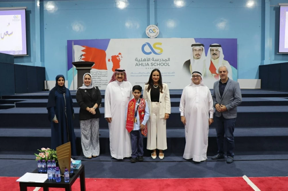 المدرسة الأهلية تحتفي بإنجاز الطالب محمد جاسم مبارك في "تحدي القراءة العربي"