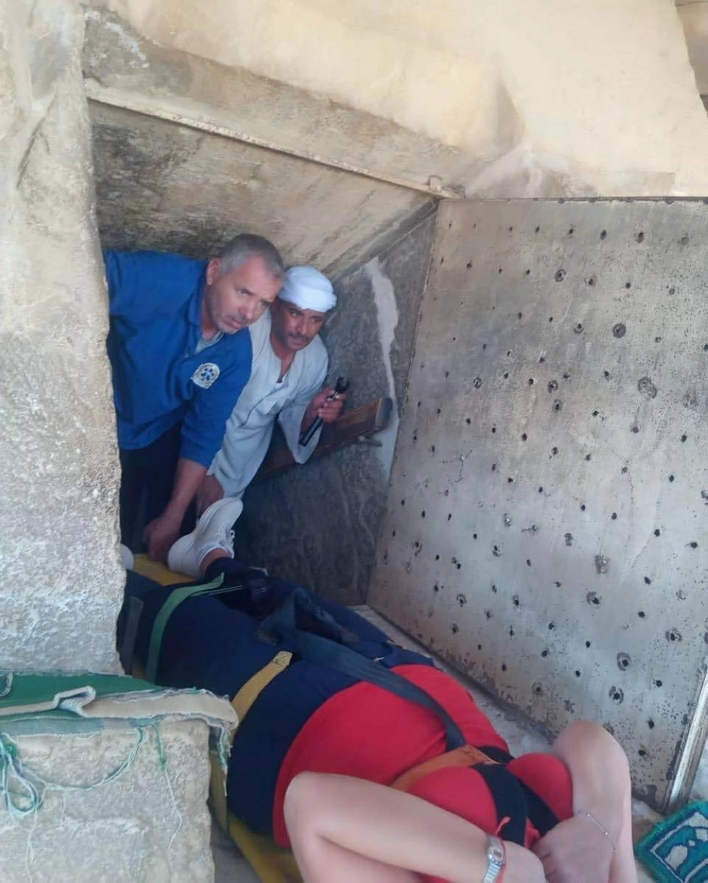 انزلاق سائحة داخل هرم بمصر.. وإنقاذها عبر ممر ضيق وبعمق 80 متراً