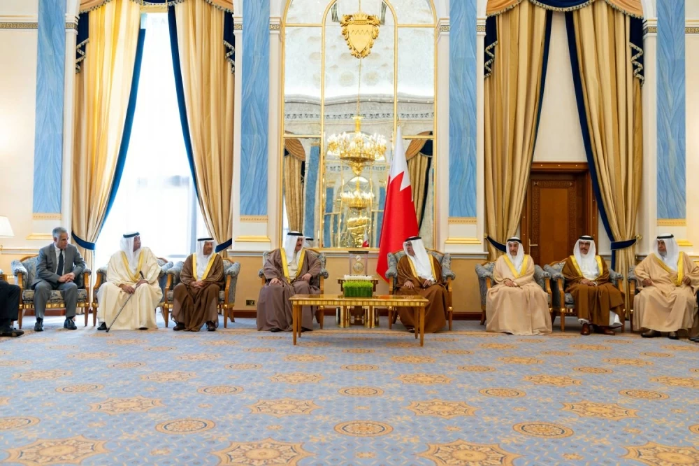 ولي العهد رئيس مجلس الوزراء يلتقي أحمد المسلم  وعلي الصالح  وعدداً من أعضاء &laquo;الشورى&raquo; و&laquo;النواب&raquo;