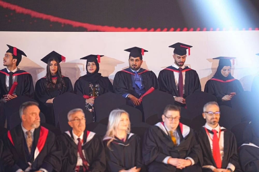 خالد بن عبد الله يشهد تخريج حفيده الشيخ خالد بن سلمان في الجامعة البريطانية في البحرين