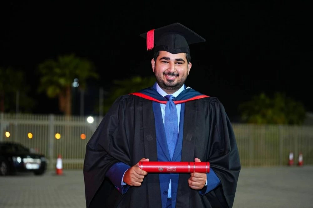 خالد بن عبد الله يشهد تخريج حفيده الشيخ خالد بن سلمان في الجامعة البريطانية في البحرين