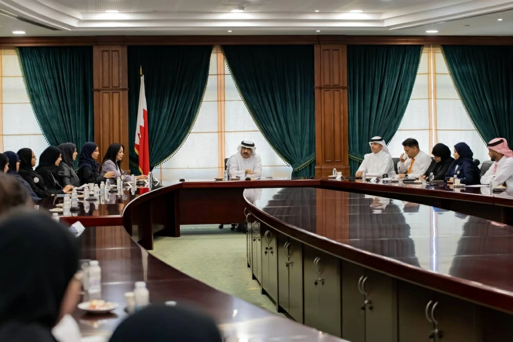 وزير التربية والتعليم يلتقي أعضاء اللجنة الاستشارية الطلابية للمدارس الثانوية الحكومية