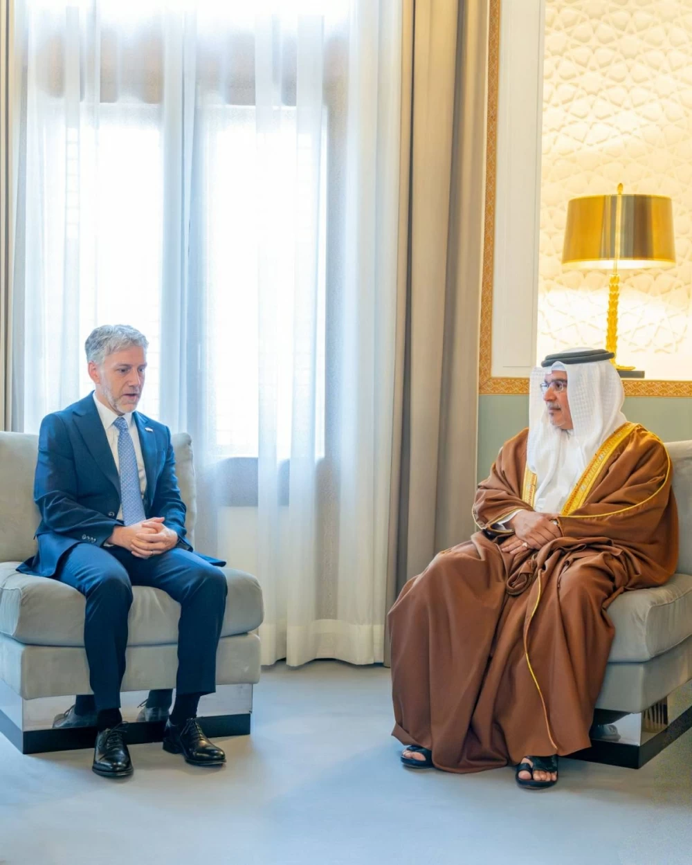 ولي العهد رئيس الوزراء يستقبل سفير المملكة المتحدة بحضور وزير المالية