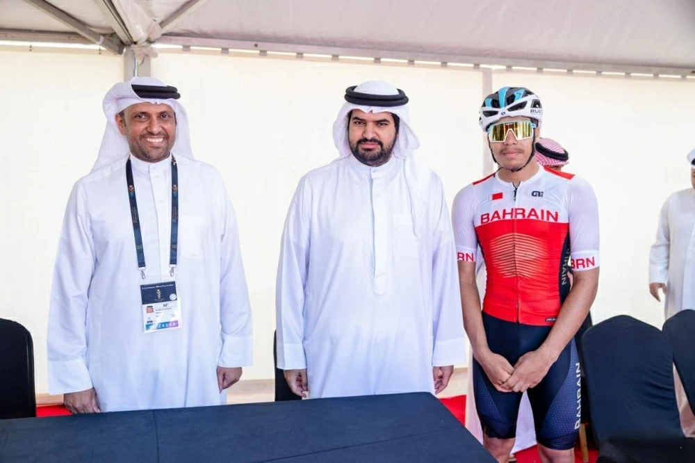 عيسى بن علي يتوج أبطال الدراجات الهوائية ويزور مركزي العمليات والإعلام