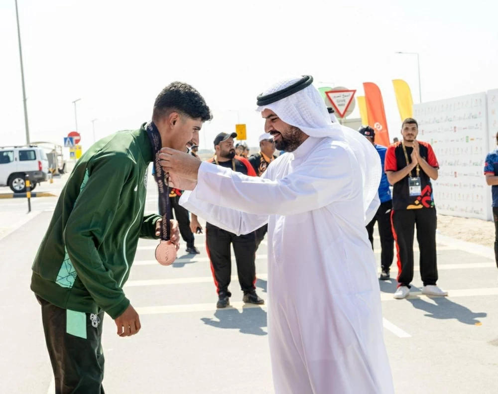 عيسى بن علي يتوج أبطال الدراجات الهوائية ويزور مركزي العمليات والإعلام