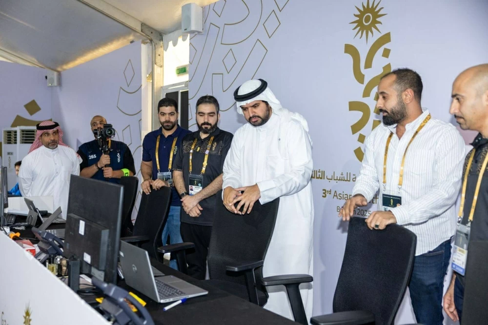 عيسى بن علي يتوج أبطال الدراجات الهوائية ويزور مركزي العمليات والإعلام