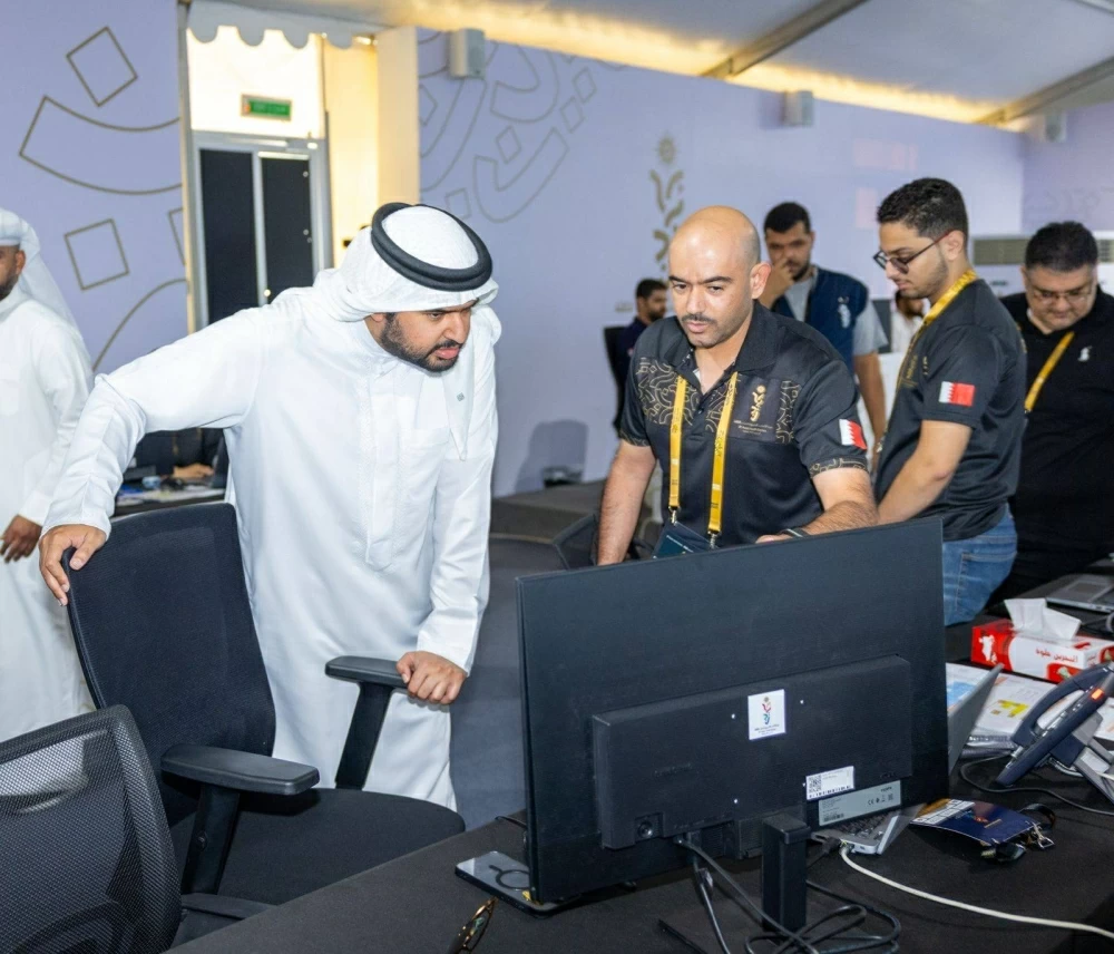 عيسى بن علي يتوج أبطال الدراجات الهوائية ويزور مركزي العمليات والإعلام