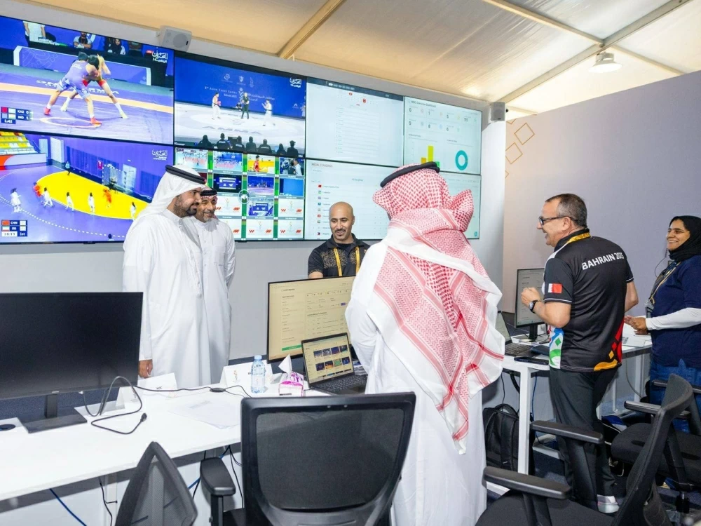 عيسى بن علي يتوج أبطال الدراجات الهوائية ويزور مركزي العمليات والإعلام