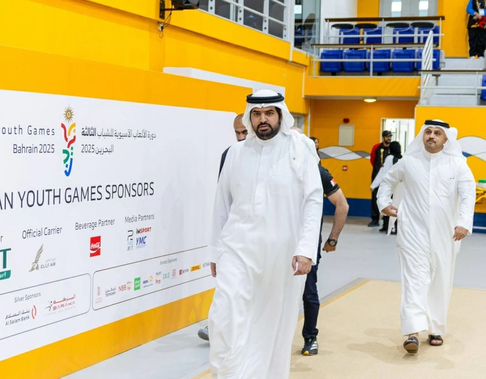 عيسى بن علي يتوج أبطال الدراجات الهوائية ويزور مركزي العمليات والإعلام