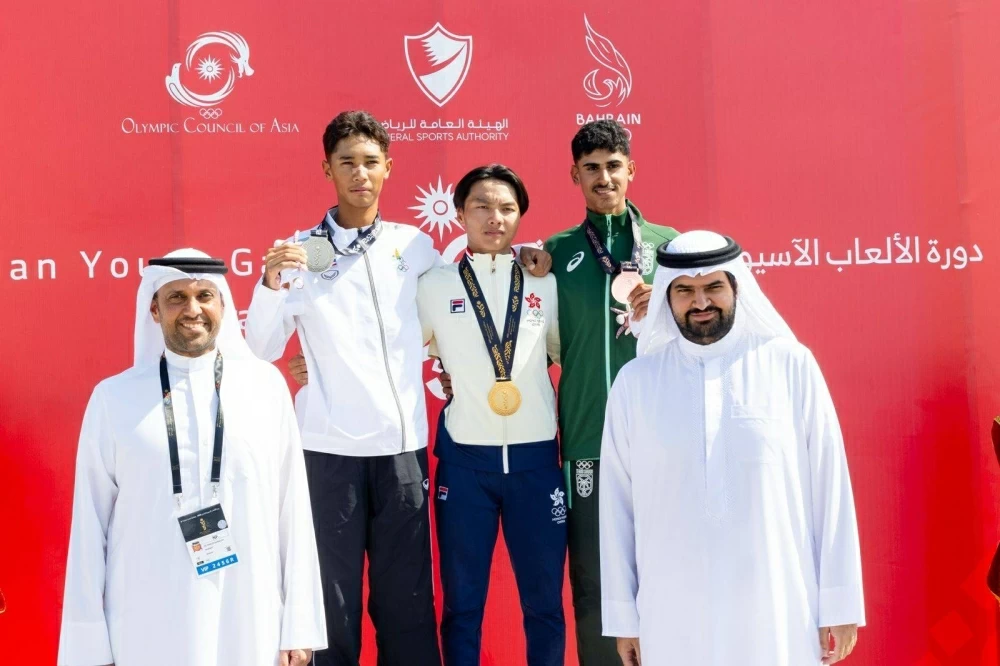 عيسى بن علي يتوج أبطال الدراجات الهوائية ويزور مركزي العمليات والإعلام