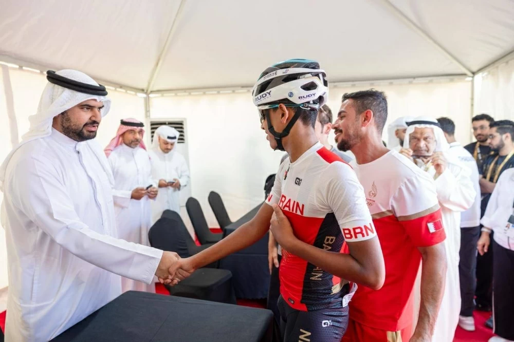 عيسى بن علي يتوج أبطال الدراجات الهوائية ويزور مركزي العمليات والإعلام