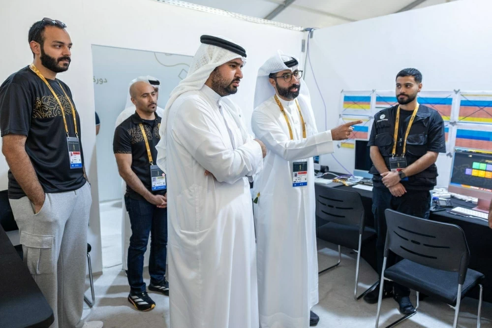 عيسى بن علي يتوج أبطال الدراجات الهوائية ويزور مركزي العمليات والإعلام