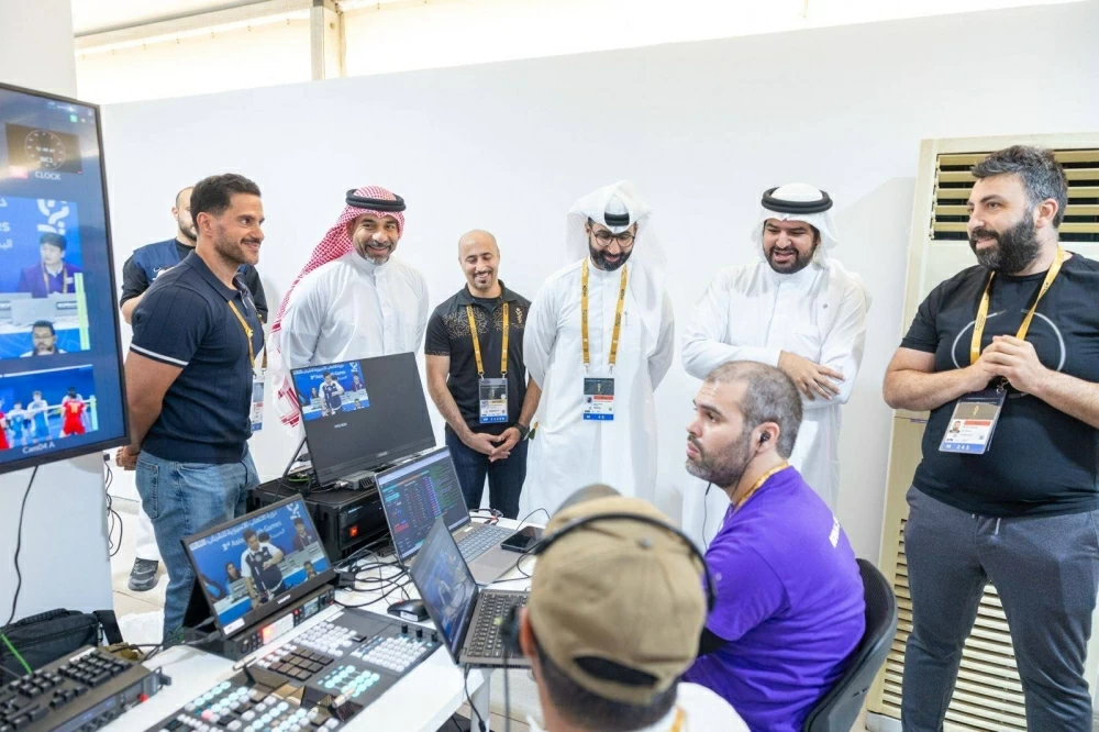 عيسى بن علي يتوج أبطال الدراجات الهوائية ويزور مركزي العمليات والإعلام