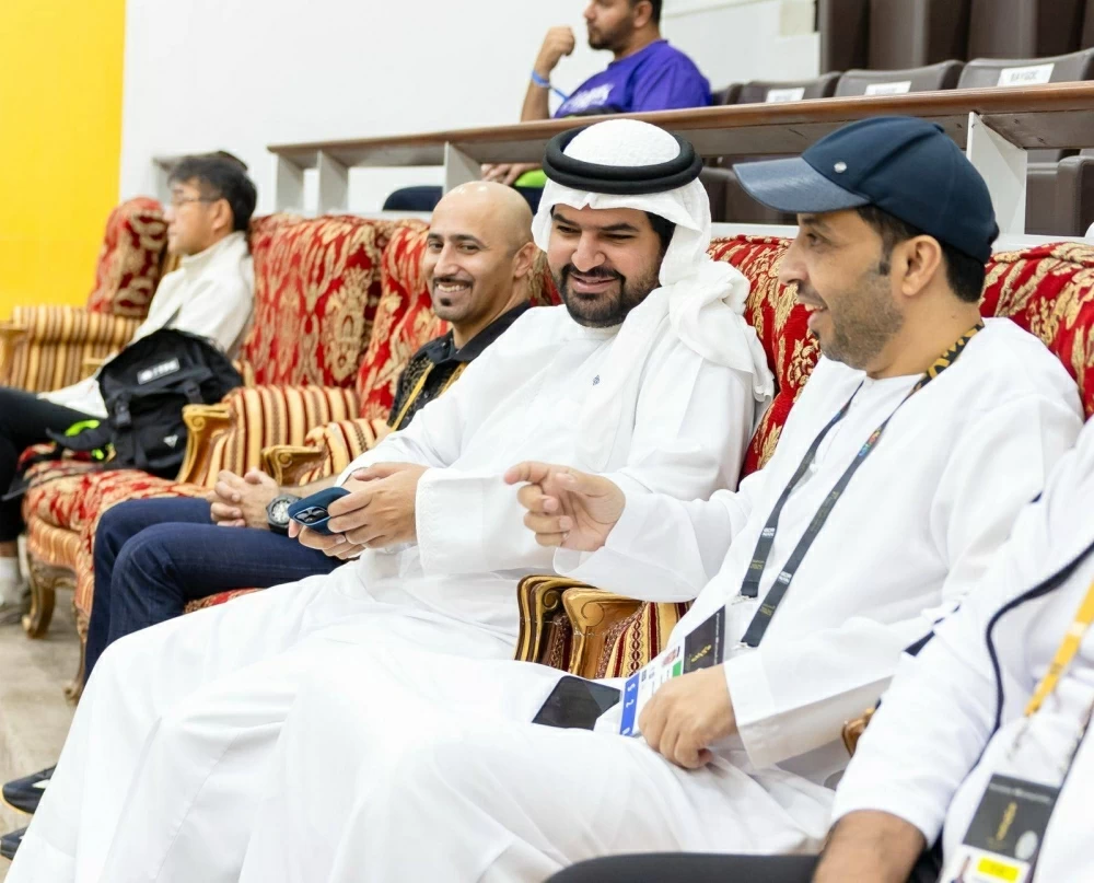 عيسى بن علي يتوج أبطال الدراجات الهوائية ويزور مركزي العمليات والإعلام